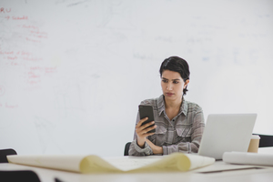 Arabic businesswoman using a smartphone in office